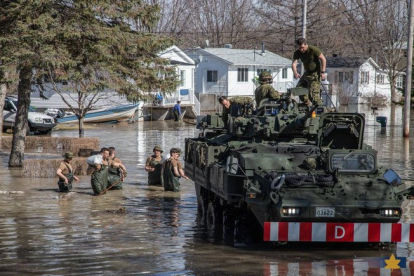 Soldados del Ejército canadiense en labores de ayuda por las inundaciones en Quebec.-REUTERS