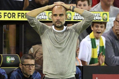 Pep Guardiola, técnico del Manchester City, se lamenta en un partido reciente contra el Norwich.-AP / JOE GIDDENS