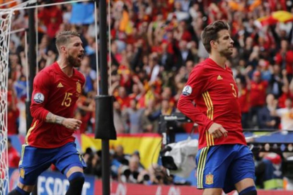 Sergio Ramos y Gerard Piqué, en un partido de la pasada Eurocopa.-EFE / JUANJO MARTÍN