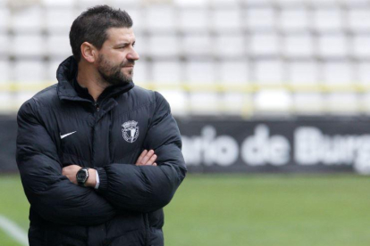 Fernando Estévez durante el choque que el Burgos jugó ante el Navalcarnero.-SANTI OTERO