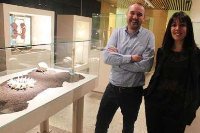 Rodrigo Alonso, responsable de Didáctica del Museo de la Evolución Humana, con Sara Serna, comisaria de la exposición.-ECB