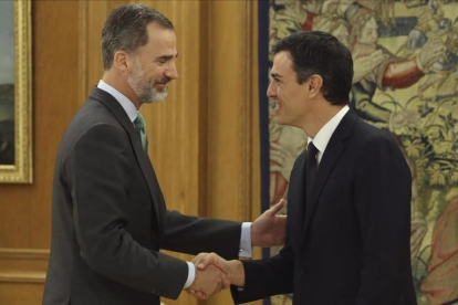 El Rey y Pedro Sánchez, este martes en el palacio de la Zarzuela.-EFE / BALLESTEROS