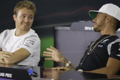 Nico Rosberg y Lewis Hamilton, en la conferencia de prensa conjunta de hoy en Abu Dabi.-AP / LUCA BRUNO