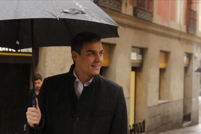 El líder del PSOE, Pedro Sánchez, este jueves antes de su reunión con expertos contra la violencia de género.-AGUSTÍN CATALÁN