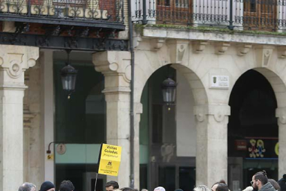 Un grupo de visitantes rodea a una guía turística frente al Ayuntamiento de Burgos.-RAÚL G. OCHOA