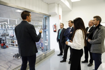 La CEO de la compañía, Verónica Pascual, y el rector de la institución académica, Alberto Gómez Barahona, firmaron el convenio durante una visita a las instalaciones de la empresa.-ECB