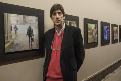Luis Alberto Portilla posa delante de una selección de las pinturas de ‘gente importante’ que forman la exposición.-Santi Otero