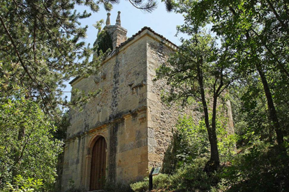 La ermita de San Toribio, incrustada en un arco natural.-G. González