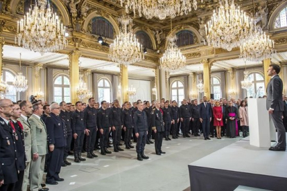 Macron habla a los bomberos en el Elíseo.-AP / CHRISTOPHE PETIT TESSON