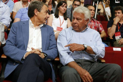 Los expresidentes del Gobierno José Luis Rodríguez Zapatero (i) y Felipe González (d) en el 2014.-JUAN MANUEL PRATS