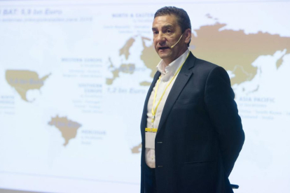 Ricardo García, director de Benteler Automotive, en el momento de su exposición.-RAÚL G. OCHOA