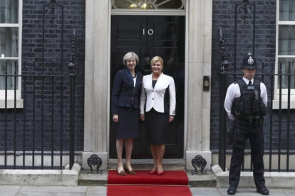 May (izquierda) junto a la presidenta de Croacia, Kolinda Grabar-Kitarovic, ante el número 10 de Downing Street, en Londres, este martes.-REUTERS / NEIL HALL