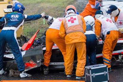 El piloto francés de Marussia-Ferrari pierde el control de su monoplaza y golpea la grúa que retiraba el coche de Adrian Sutil.-