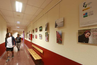 Los pasillos de la Facultad de Educación albergan una exposición sobre el pueblo gitano hasta el 1 de diciembre.-Raúl Ochoa