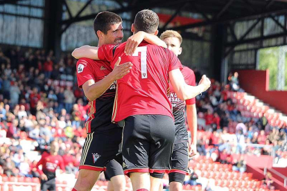 Kijera felicita a Yanis después de que el atacante consiguiera el 1-0.-@CDMIRANDES