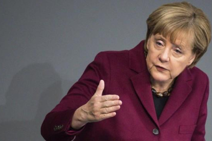 La cancillera alemana, Angela Merkel, durante un discurso en el Bundestag, en Berlín, este viernes.-EFE / BERND VON JUTRCZENKA