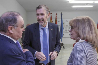 El rector Manuel Pérez Mateos y la nueva defensora del universitario, Julia Arcos.-RAÚL G. OCHOA