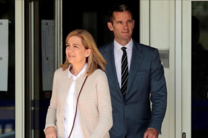 La infanta Cristina e Iñaki Urdangarin, saliendo de los juzgados de Palma, en una de las sesiones del juicio del 'caso Nóos'.-REUTERS / ENRIQUE CALVO