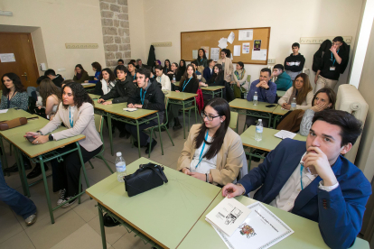 Desde el viernes y durante el sábado se han presentado las 65 ponencias de los alumnos de Bachillerato Internacional en el instituto Cardenal López de Mendoza. TOMÁS ALONSO