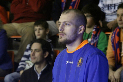 Milosevic sigue las evoluciones del juego en un partido disputado en El Plantío en diciembre de 2013.-SANTI OTERO
