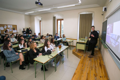 Desde el viernes y durante el sábado se han presentado las 65 ponencias de los alumnos de Bachillerato Internacional en el instituto Cardenal López de Mendoza. TOMÁS ALONSO