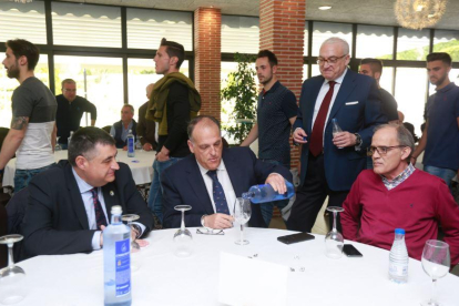 De izquierda a derecha, José Luis García, Javier Tebas, Gonzalo Antón (de pie) y Marcelino Maté.-RAÚL G. OCHOA