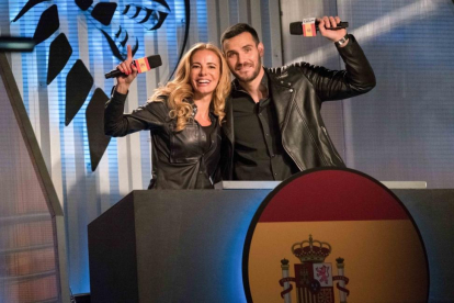 La presentadora Paula Vázquez y el ganador de la segunda temporada de Masterchef celebrity , Saúl Craviotto, son los presentadores de la versión española del concurso Ultimate Beastmaster (Netflix).-DARREN MICHAELS / NETFLIX