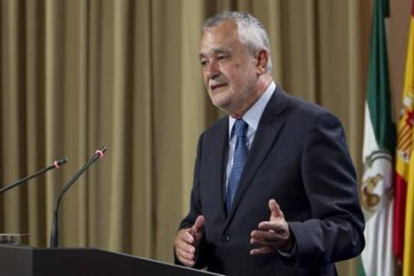 José Antonio Griñán comparece ante los medios tras presentar su renuncia oficial como presidente de la Junta.-Foto: EFE/ JOSÉ MANUEL VIDAL