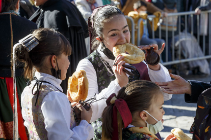 Unas niñas disfrutan de los panecillos de San Lesmes. SANTI OTERO