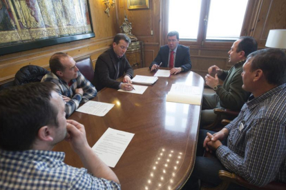 César Rico y Borja Suárez durante su reunión con los representantes de la Asociación de Bomberos Voluntarios.-RAÚL G. OCHOA