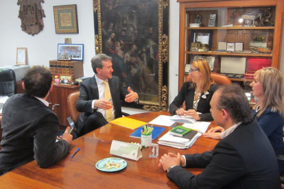 Javier Lacalle se reunió ayer con la alcaldesa, Raquel González, en el Ayuntamiento de Aranda.-L. V.