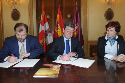 Martín (izq) y Rico (centro) firman la renovación del convenio ante la mirada de Ana Isabel Ortega.-I. L. M.