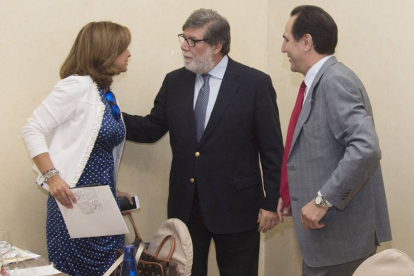 De izquierda a derecha, la viceconsejera de Economía, Begoña Hernández, Santiago Aparicio y Rolando Álvarez.-ICAL