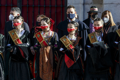 Reinas y damas de Burgos junto a miembros de la corporación municipal. SANTI OTERO
