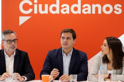 Albert Rivera, entre José Manuel Villegas e Inés Arrimadas, en la reunión de la ejecutiva del partido.-/ BALLESTEROS (EFE)