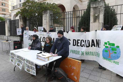 Comunales Vivos durante la recogida de firmas de ayer.-RAÚL G. OCHOA