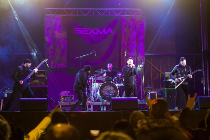 Gamonal disfruta de Las Candelas a ritmo del rock y el metal. Sexma abrieron el festival.  TOMÁS ALONSO