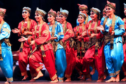 Los bailarines de Indonesia colorearon la escena con sus bailes y atavíos.-Israel L. Murillo