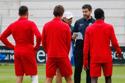Fernando Estévez dirige un entrenamiento del Burgos CF en El Plantío-Alba Delgado / BCF