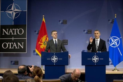 El ministro de Exteriores de Montenegro, Igor Luksic (izquierda) y el secretario general de la OTAN, Jens Stoltenberg, tras la invitación al país balcánico.-AP / VIRGINIA MAYO