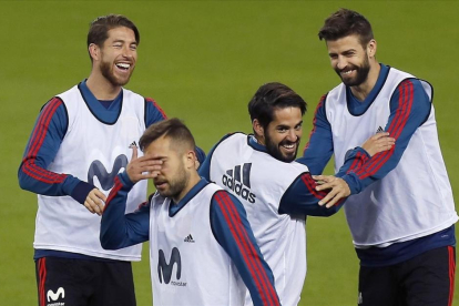 Ramos, Alba, Isco y Piqué, durante el entrenamiento en La Rosaleda.-/ JOSÉ MANUEL VIDAL / EFE