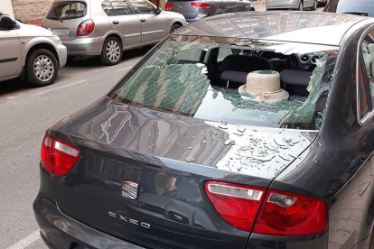 Uno de los coches afectados durante el sábado por el váldalo detenido.-ECB