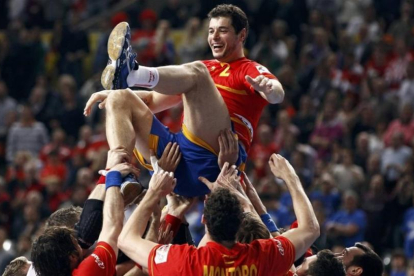 Entrerríos es manteado por sus compañeros de selección tras conquistar el oro en el Mundial de España 2013-MARKO DJURICA / REUTERS