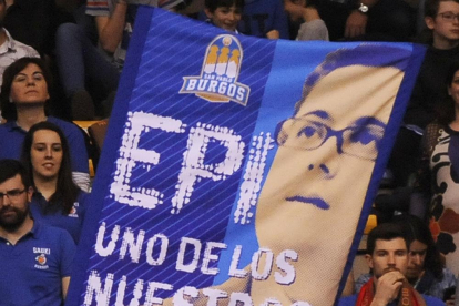 La Peña Sauki muestra una pancarta de apoyo a Epi durante un partido de la pasada temporada.-MARÍA GONZÁLEZ / SPB