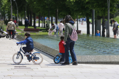 Dos niños de paseo con sus bicis en Burgos. RAUL OCHOA