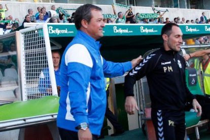 Ángel Viadero saluda a Pedro Munitis antes del choque ante el Racing de Santander.-DAVID BUSTAMANTE.