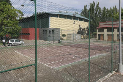 Las pistas de tenis de San Amaro presentan deficiencias en el pavimento, red, vallado e iluminación.-RAÚL G. OCHOA