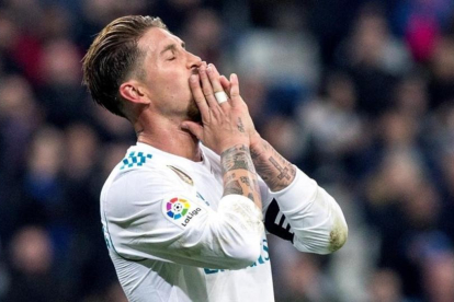 Sergio Ramos se lamenta tras la eliminación del Madrid en la Copa ante el Leganés.-EFE / RODRIGO JIMENEZ