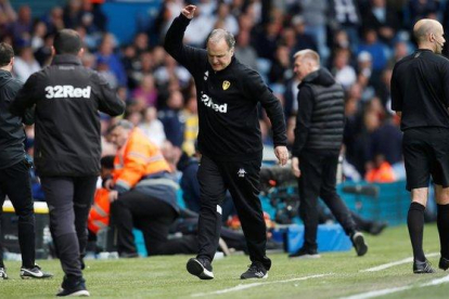 Bielsa se indigan durante el partido entre Leeds y Aston Villa.-EL PERIÓDICO