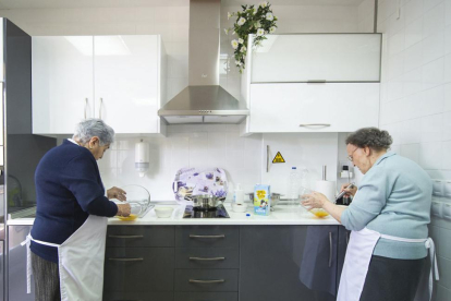 Dos mujeres trabajan en una cocina de una unidad de convivencia.-ISRAEL L. MURILLO